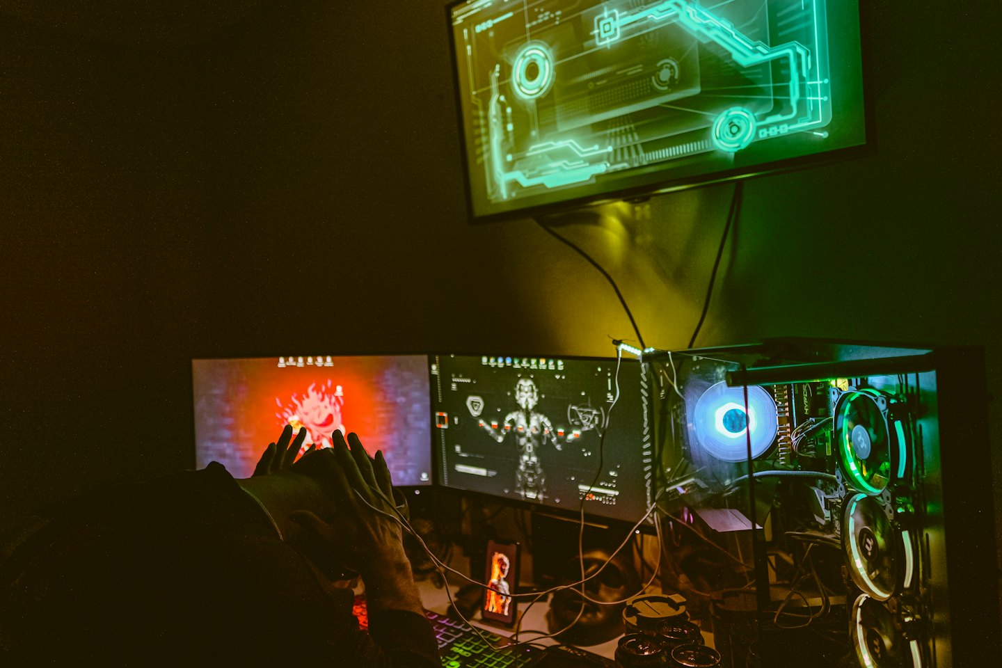 Persona reaccionando a una configuración de juego de tres monitores con iluminación RGB.