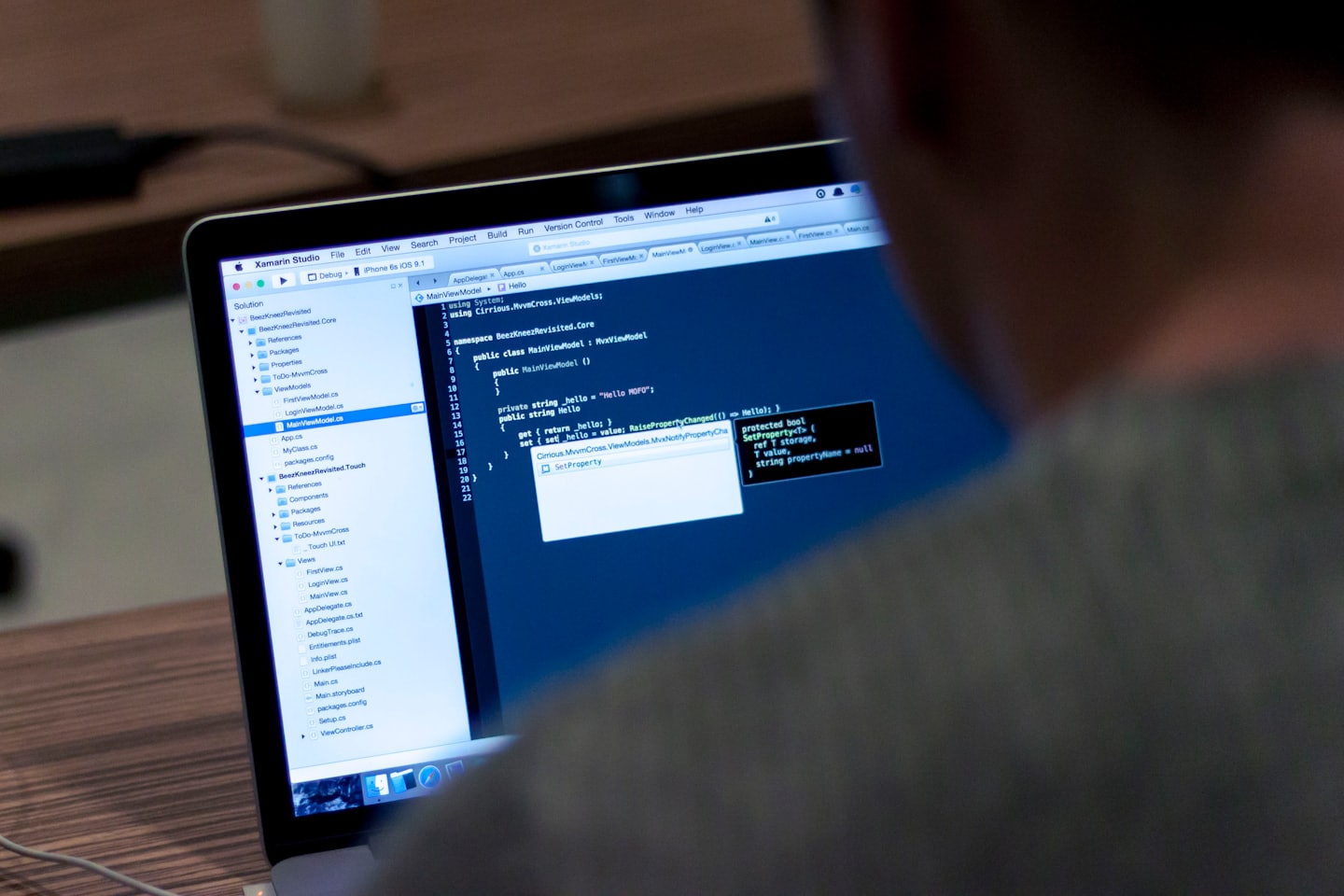 Programador escribiendo código en un portátil.
