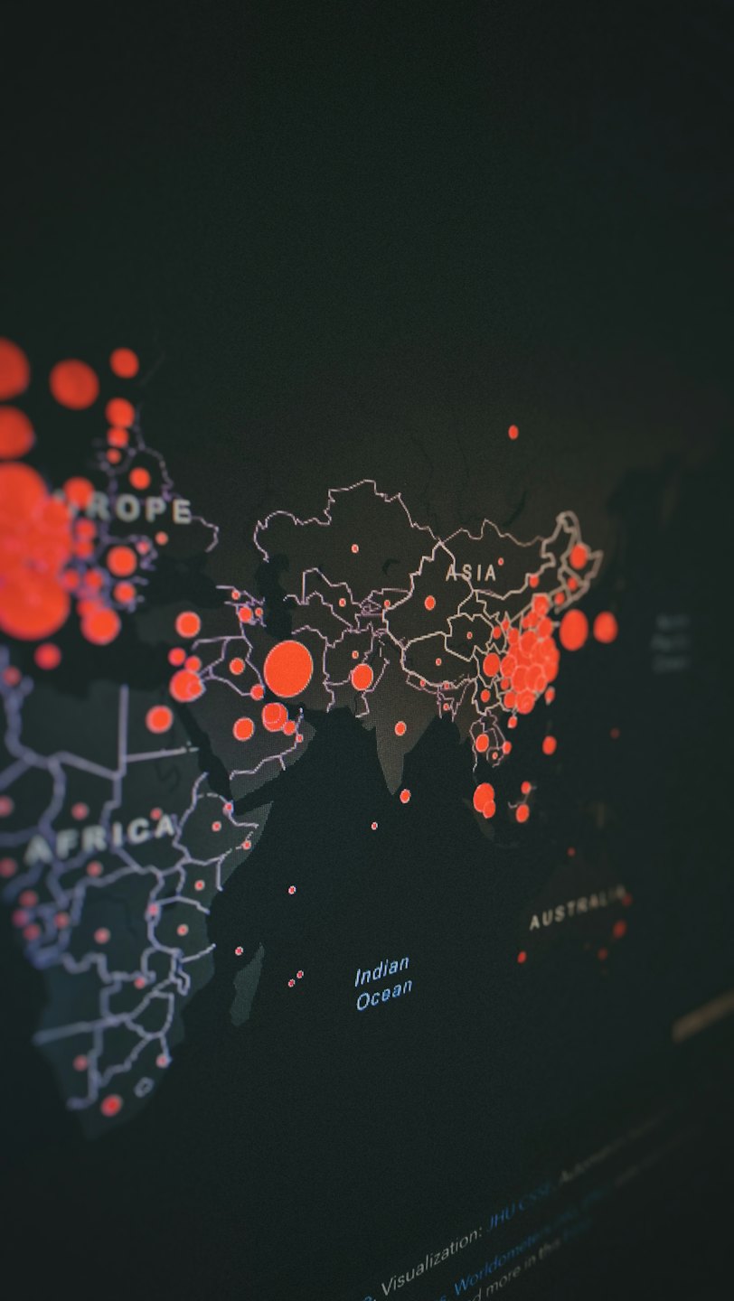 Mapa mundial digital con puntos de datos en todos los continentes.